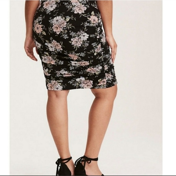 ✨torrid black floral ruched pencil skirt✨ - Picture 3 of 8